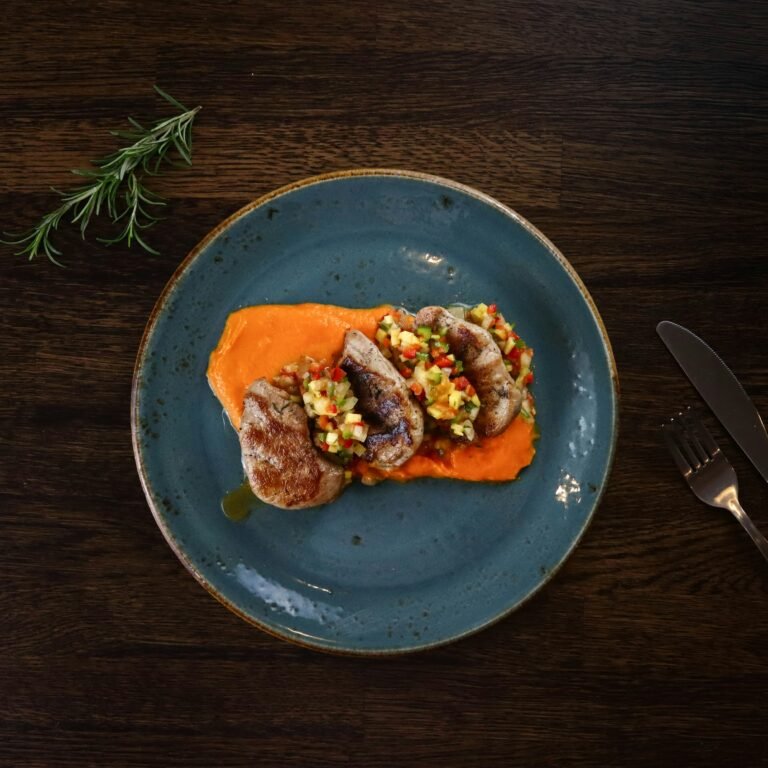 cooked food on blue ceramic plate sous vide Lomo de cerdo a la naranja y romero sous vide: receta perfecta paso a paso