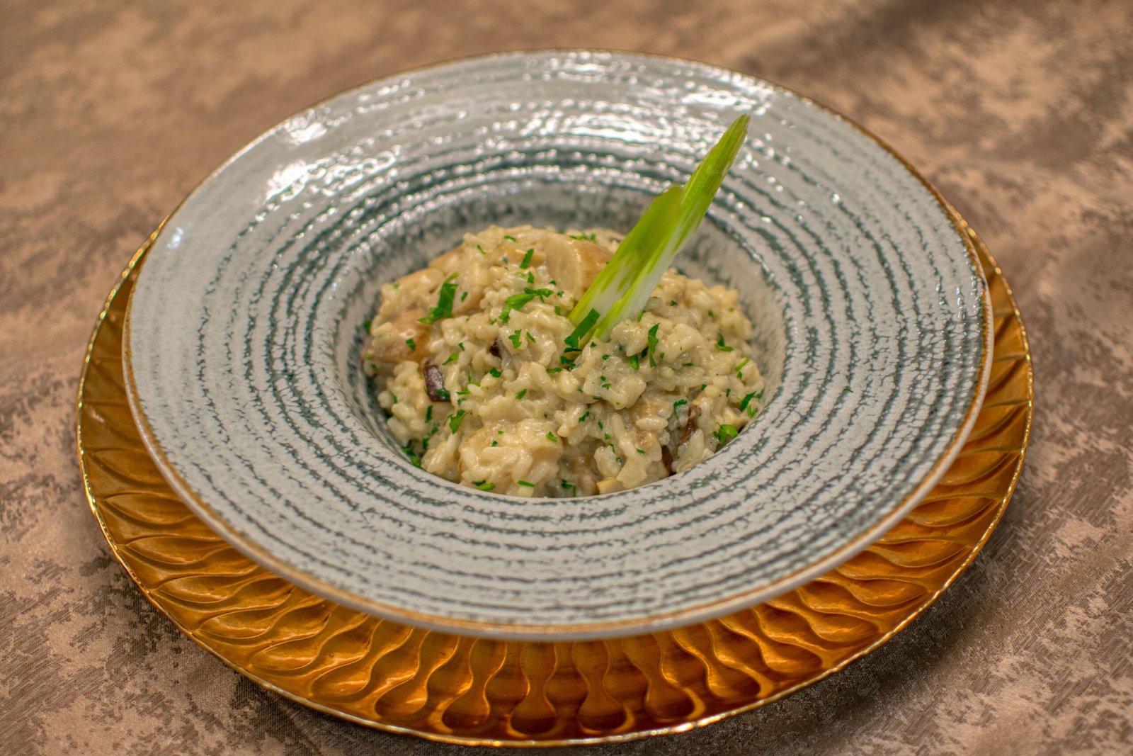 Delicious creamy risotto with mushrooms served in a stylish plate, perfect for gourmet dining. sous vide Risotto de champiñon
