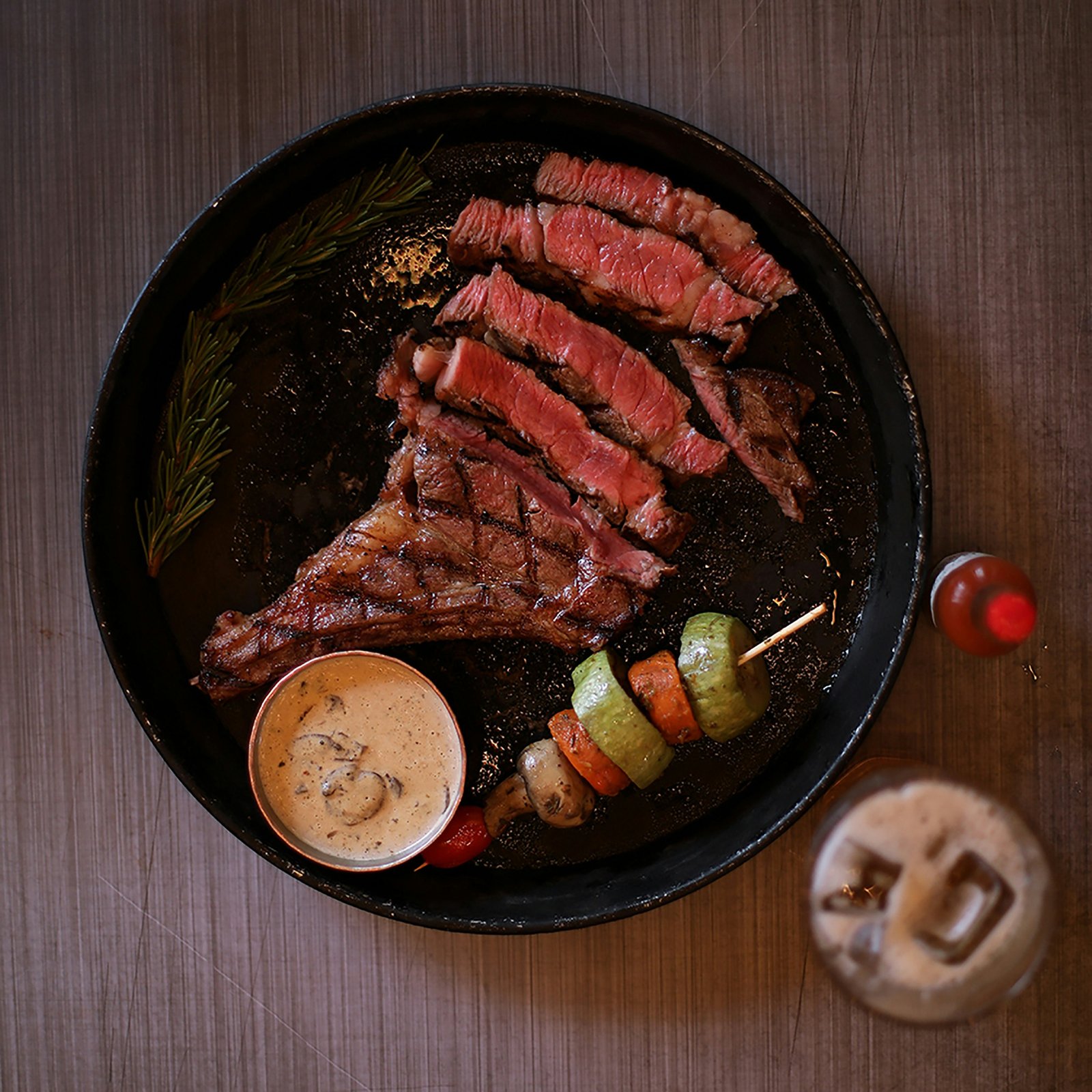 a plate of meat and vegetables on a table sous vide chuleton sous vide: receta perfecta paso a paso